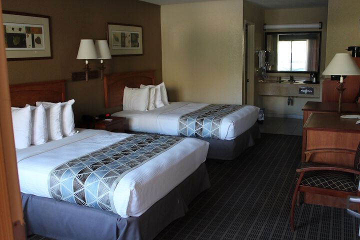 1 Queen Bed (1 of 15)