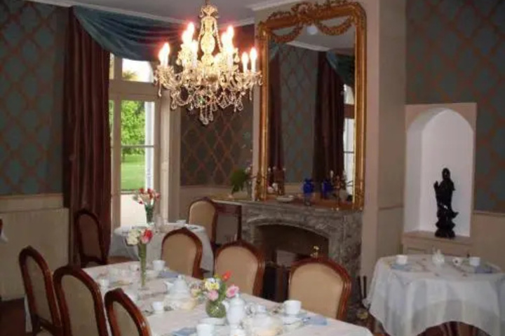 Dining 16 of 17