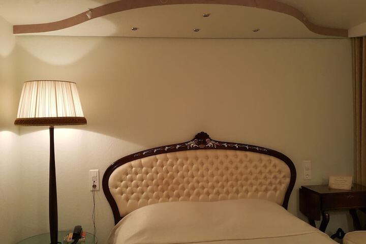 Room 5 of 107