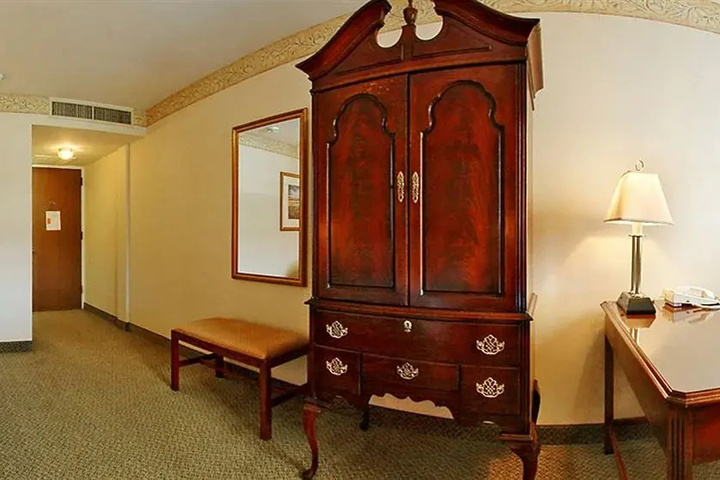 Room 4 of 7