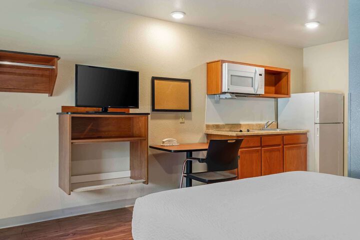 Standard Studio 1 Queen Bed (4 of 10)