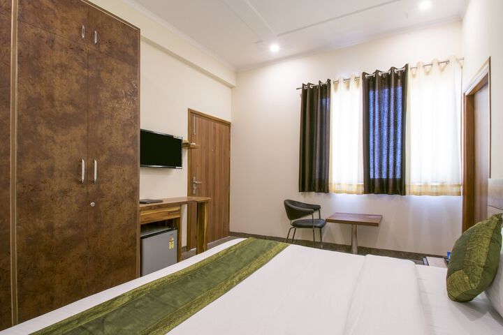 Room 7 of 33