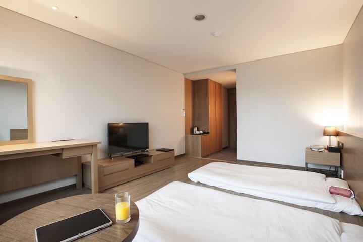 Room 27 of 153