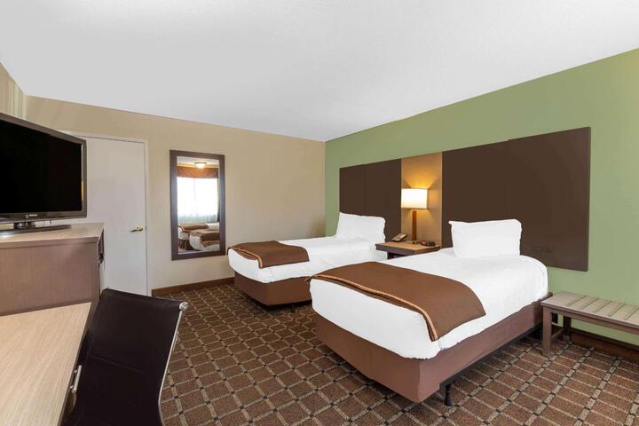 2 Queen Beds (8 of 14)