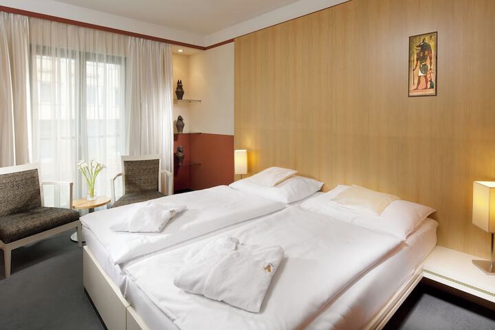 Room 9 of 27