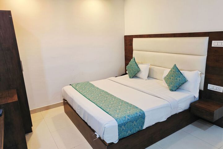 Room 9 of 12