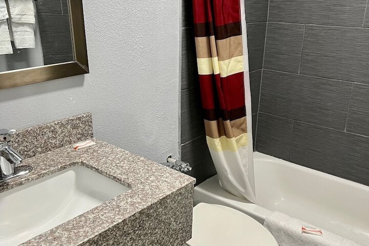 1 Queen Bed (8 of 11)