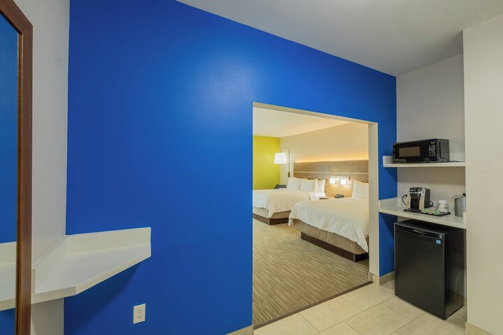 2 Queen Beds (1 of 11)