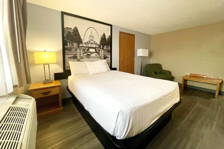 1 Queen Bed (2 of 6)