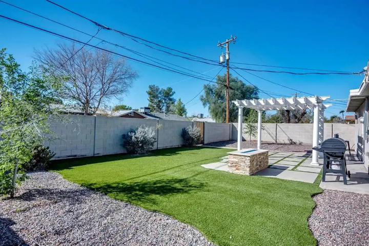 Photo of LOCATION LOCATION- 5 Bedroom SMART HOME - Firepit / Garage