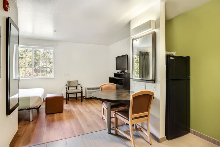 1 Queen Bed (4 of 12)