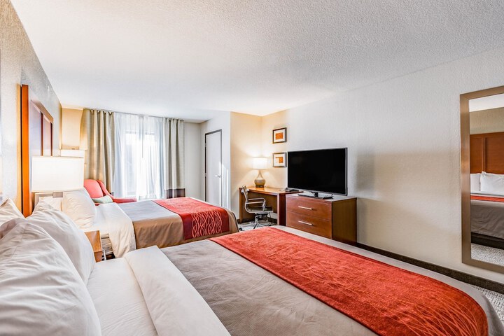 1 Queen Bed (10 of 11)