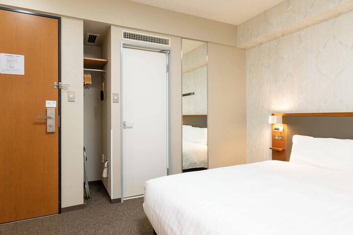 Room 16 of 40