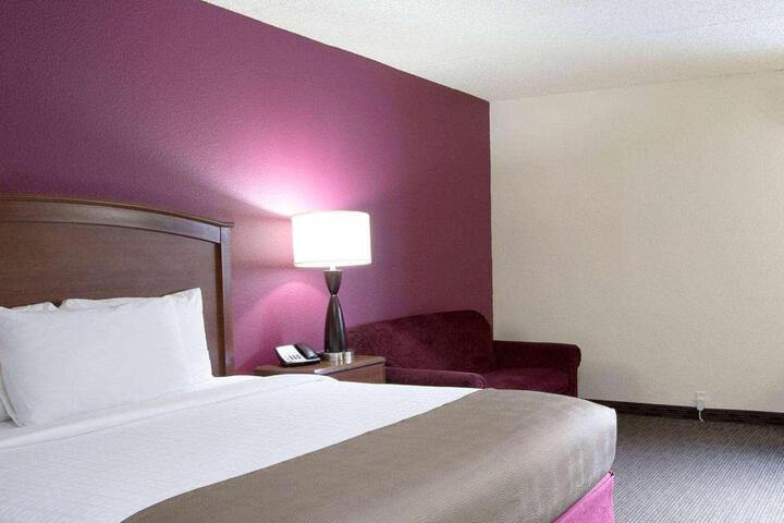 1 Queen Bed Accessible Room (7 of 11)