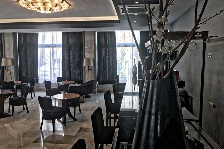 Lounge 14 of 33