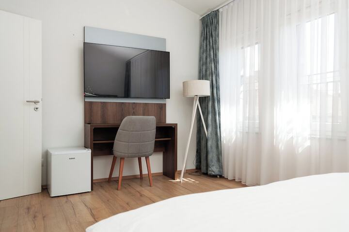 Room 6 of 27