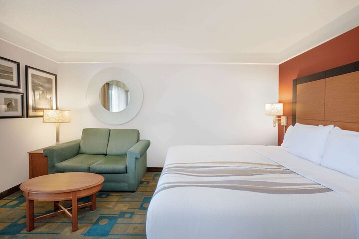 1 King Bed (2 of 14)
