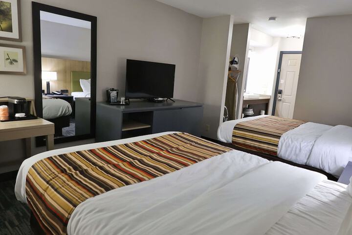 2 Queen Beds (1 of 7)