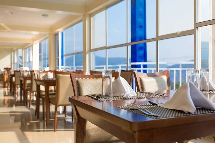 Dining 30 of 41