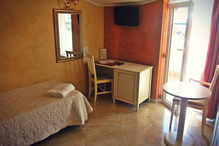 Room 6 of 33
