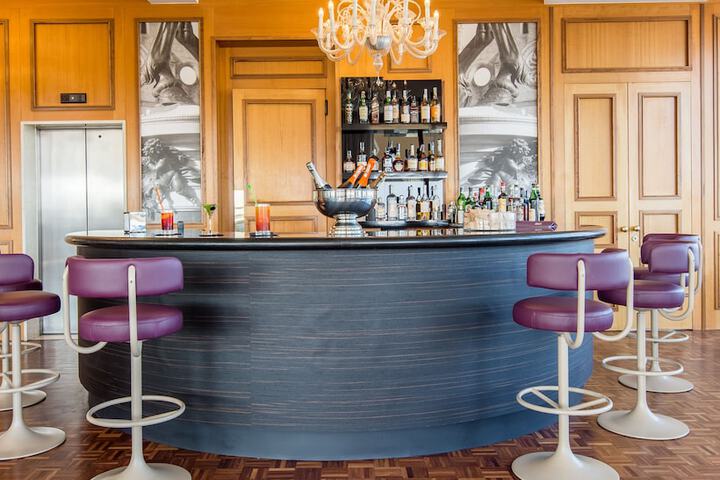 Lounge 54 of 63