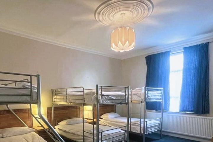 Room 4 of 18
