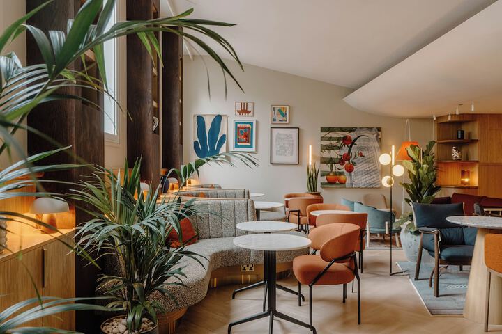 Lounge 52 of 68
