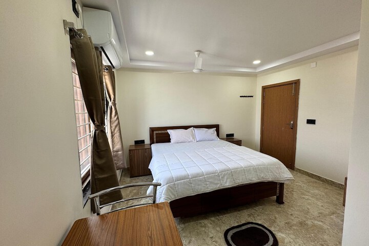 Room 5 of 10