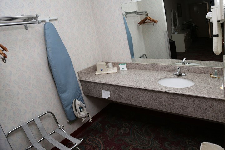 1 King Bed (2 of 9)