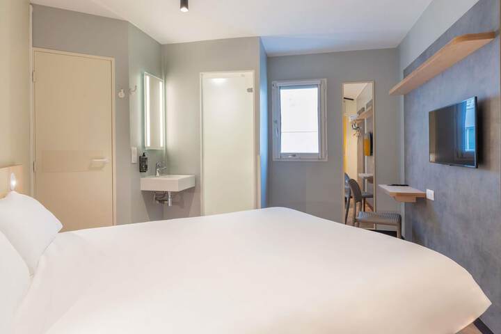 Room 10 of 33