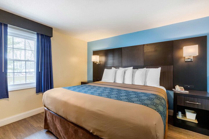 1 King Bed (3 of 7)