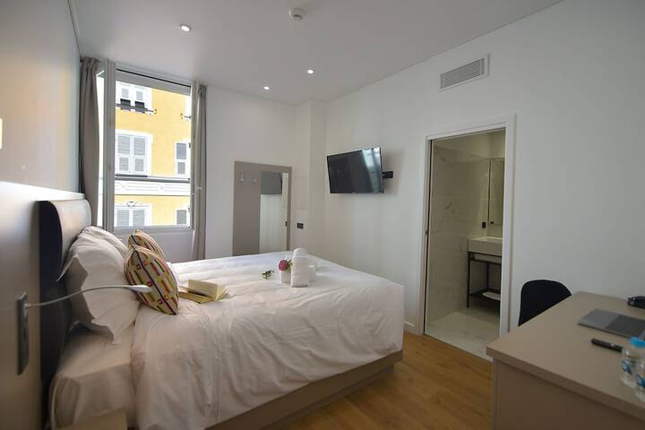 Room 3 of 28