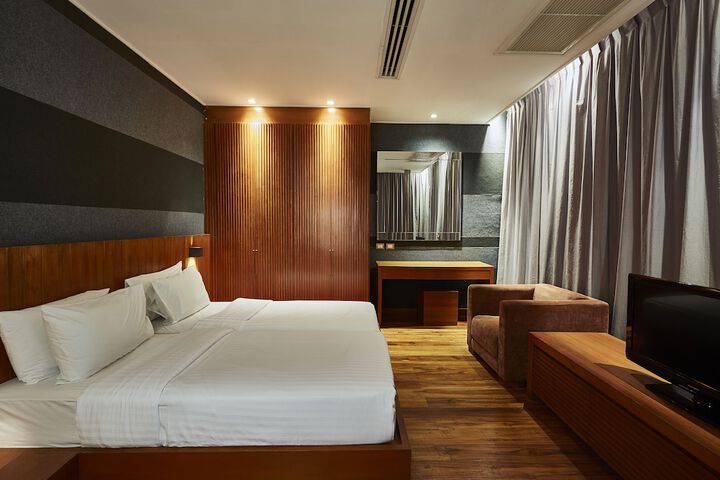 Room 12 of 90