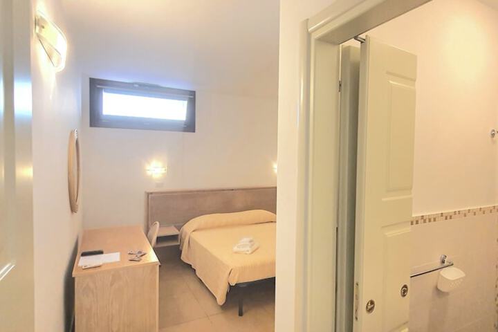 Room 30 van 79