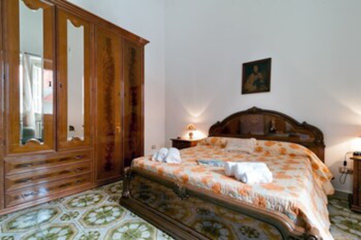 Room 8 of 27