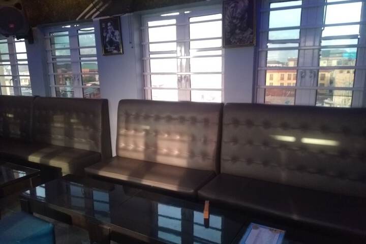Lounge 35 of 39