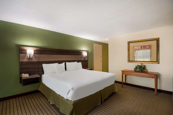 Accessible 1 King Accessible Roll in Shower Work Desk Microwave and Refrigerator WiFi Full Breakfast (10 of 14)