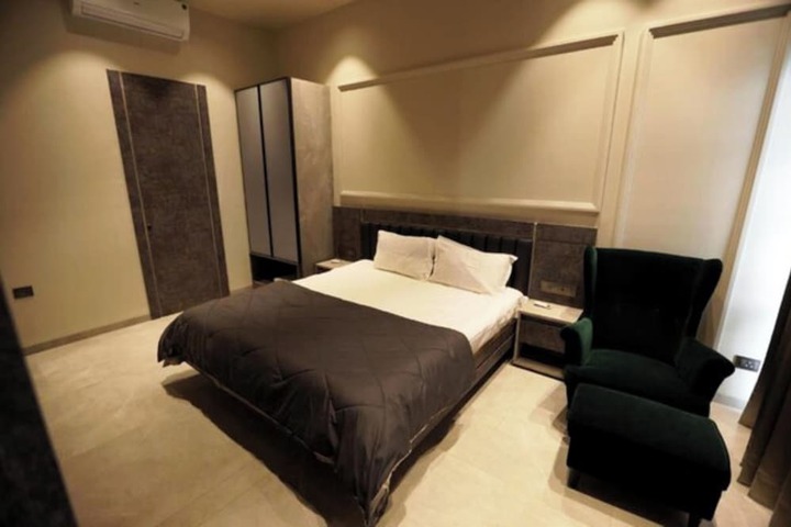 Room 8 of 48