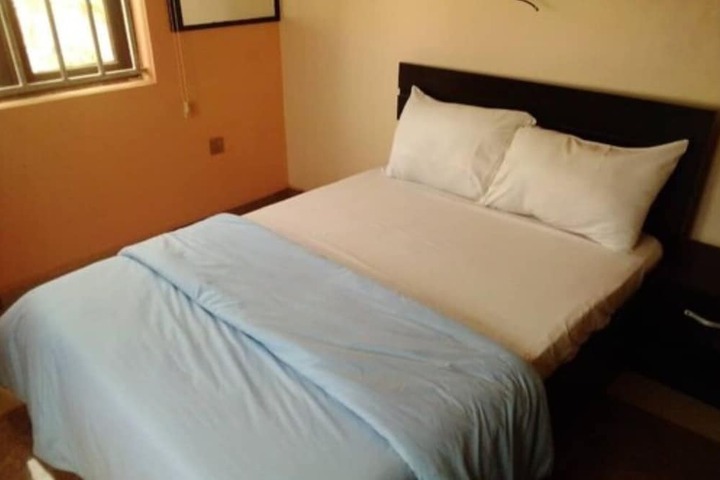 Room 6 of 11