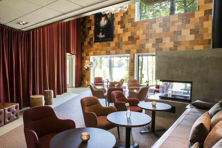 Lounge 30 of 36
