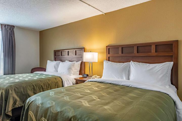 2 Queen Beds (8 of 10)