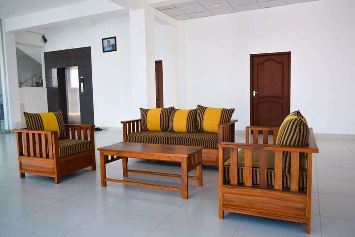 Room 4 of 8