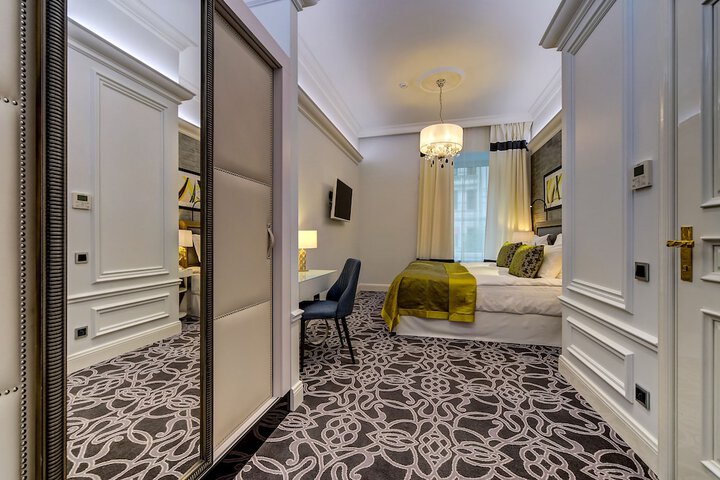 Room 26 of 172