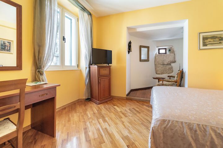 Room 19 of 49