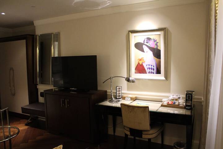 Room 10 of 36
