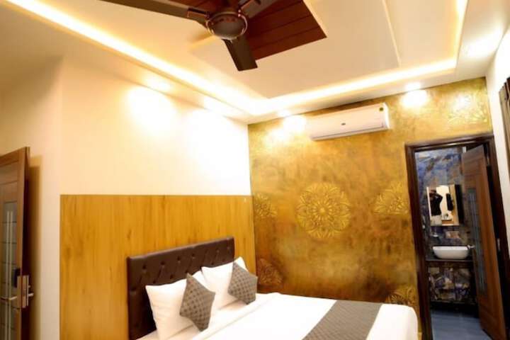 Room 9 of 19
