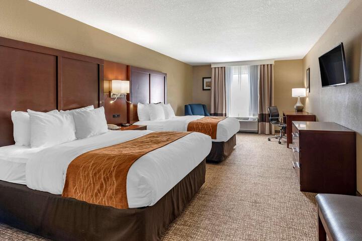 Double Accessible King Size Bed (1 of 17)