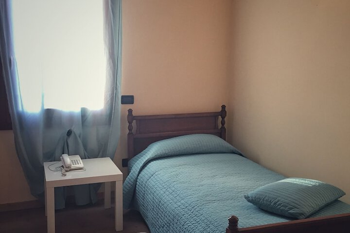 Room 4 of 52