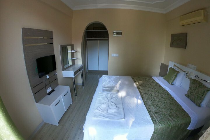 Room 12 of 32