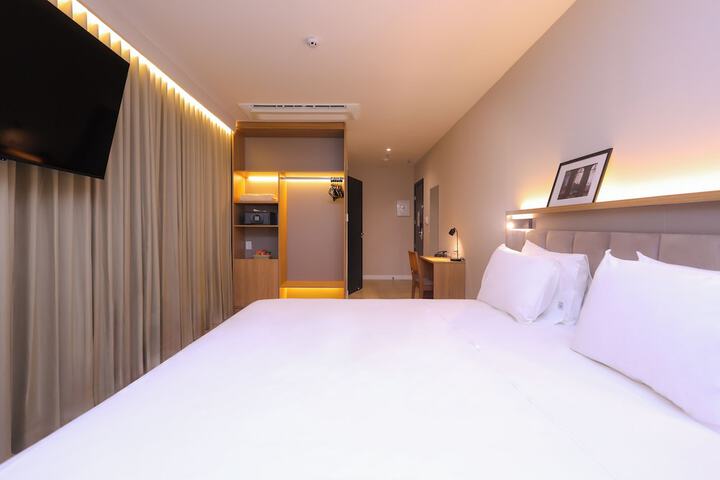 Room 16 of 38